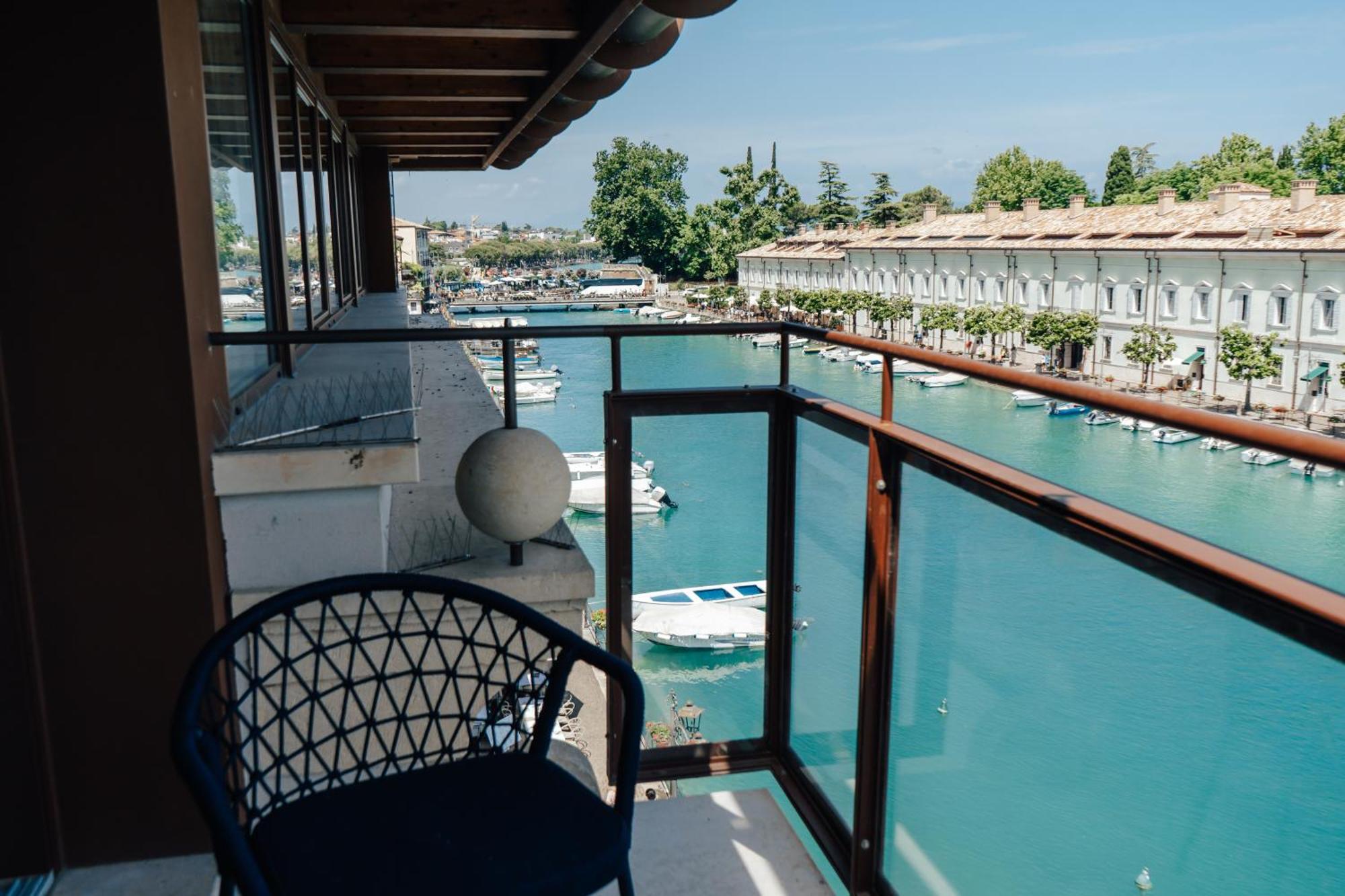 C House Rooms Lake Peschiera del Garda Eksteriør bilde