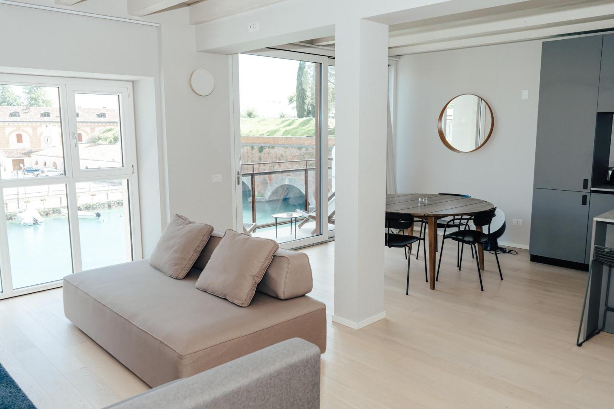 C House Rooms Lake Peschiera del Garda Eksteriør bilde