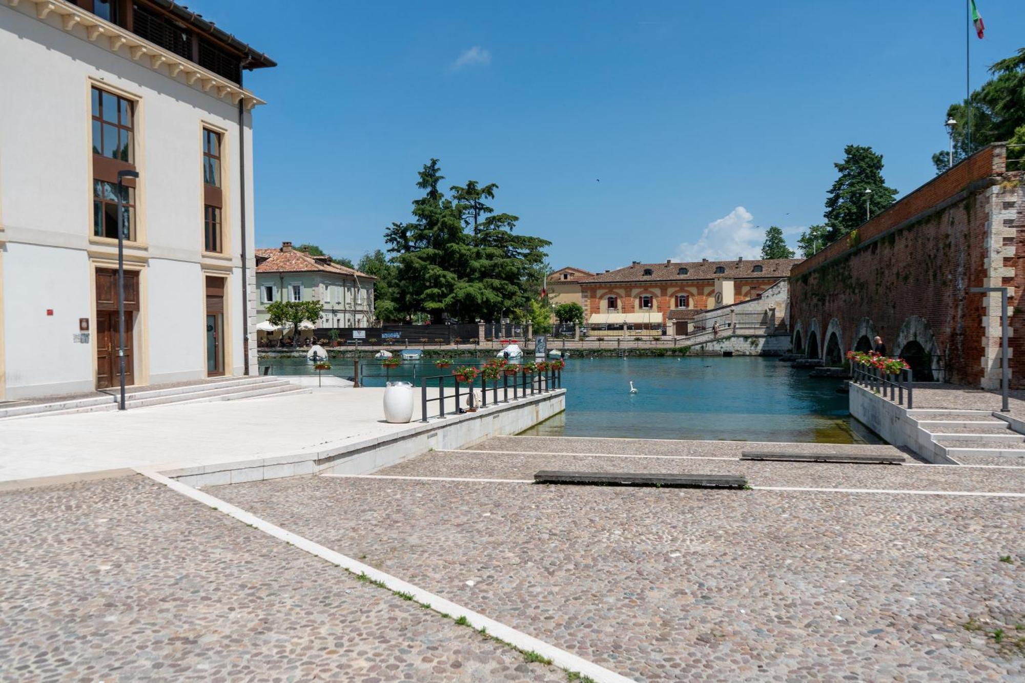 C House Rooms Lake Peschiera del Garda Eksteriør bilde