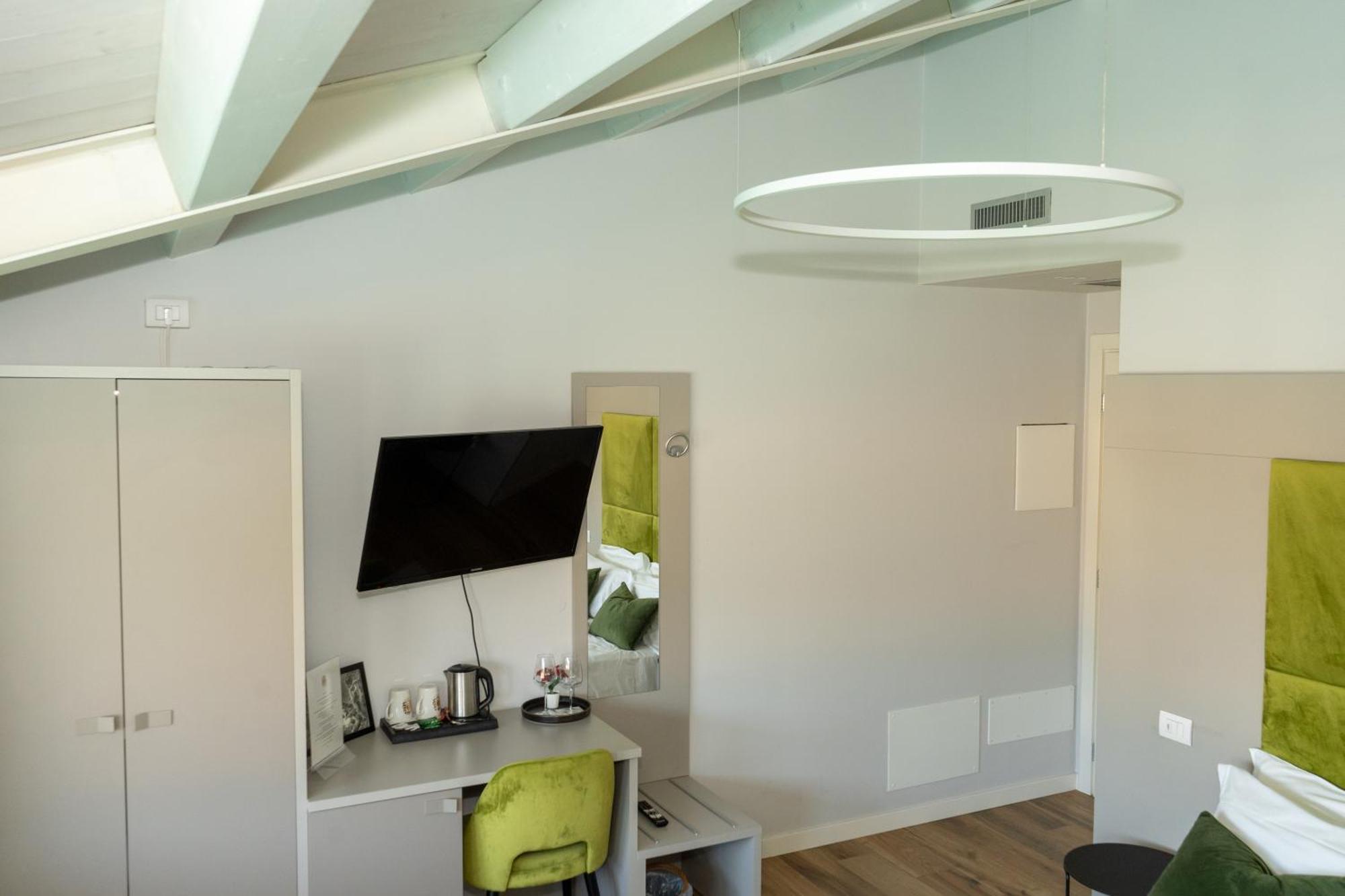 C House Rooms Lake Peschiera del Garda Eksteriør bilde