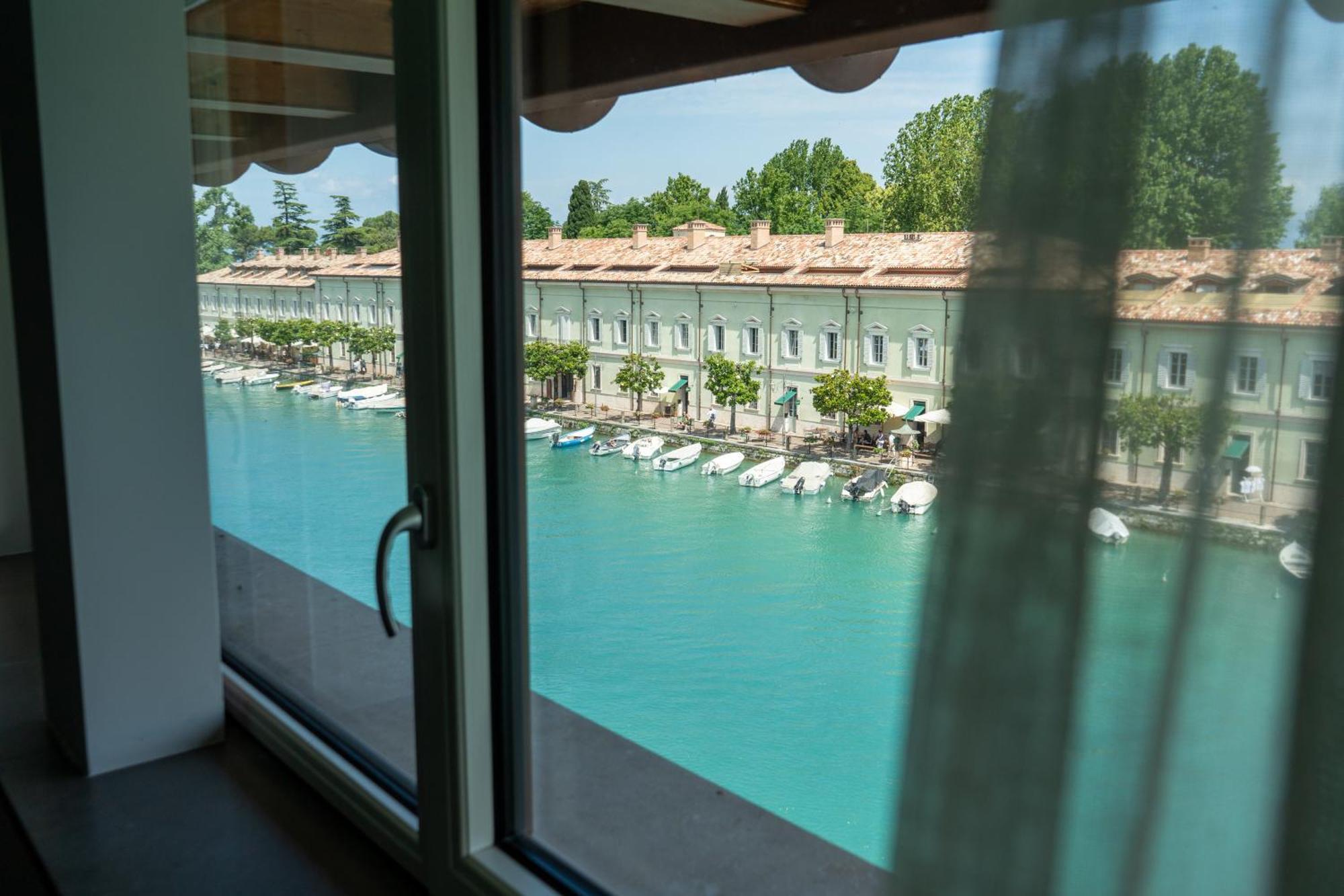 C House Rooms Lake Peschiera del Garda Eksteriør bilde