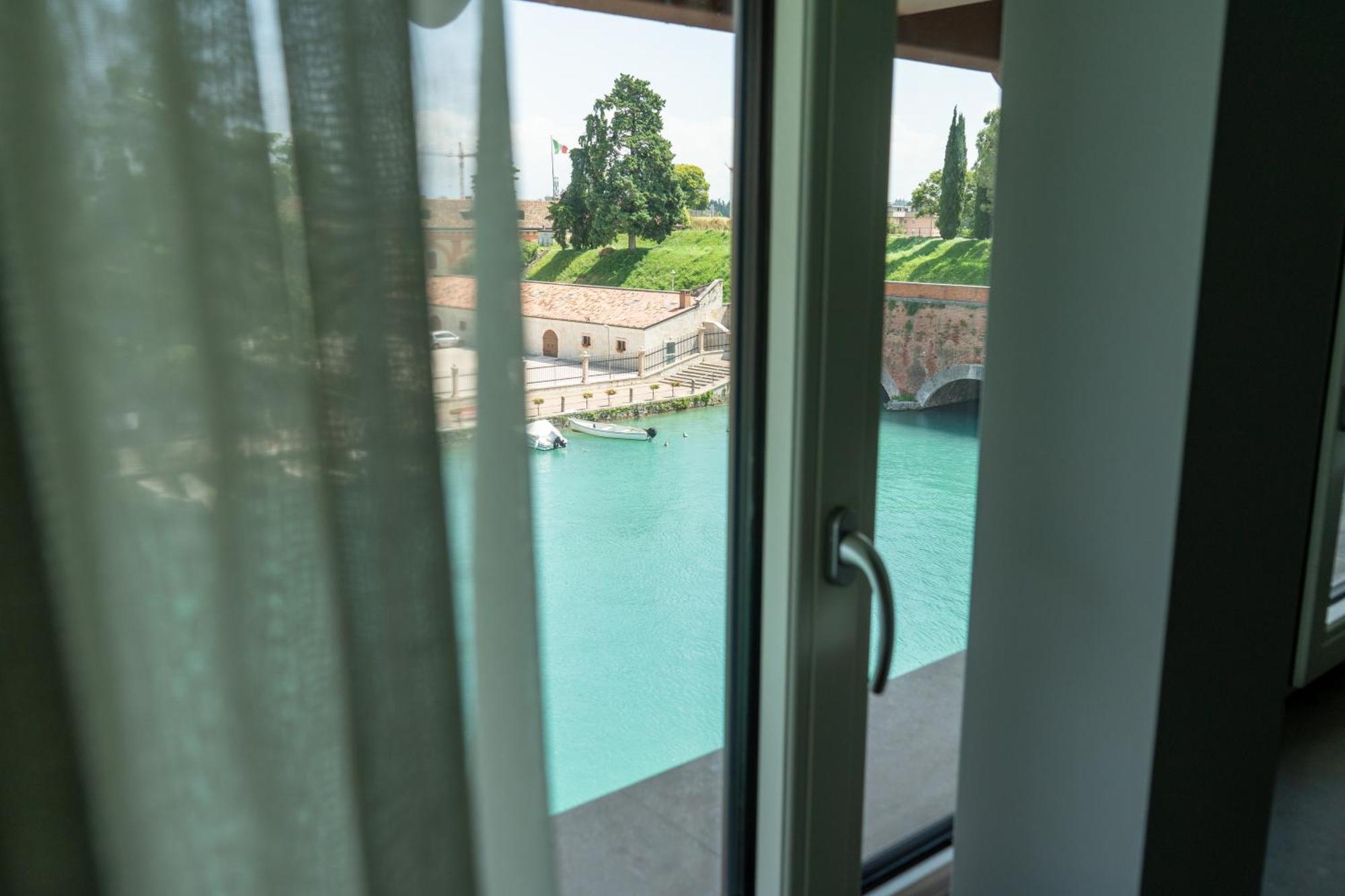 C House Rooms Lake Peschiera del Garda Eksteriør bilde