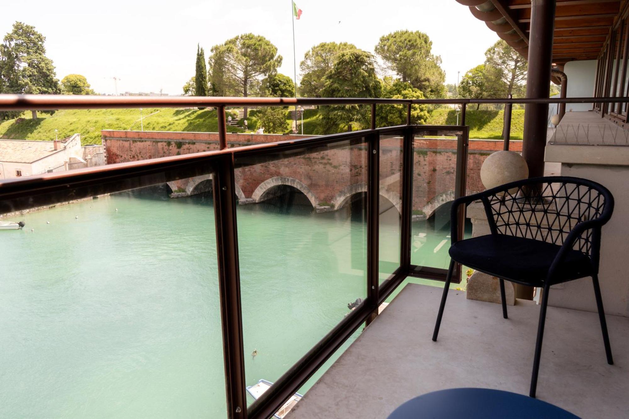 C House Rooms Lake Peschiera del Garda Eksteriør bilde